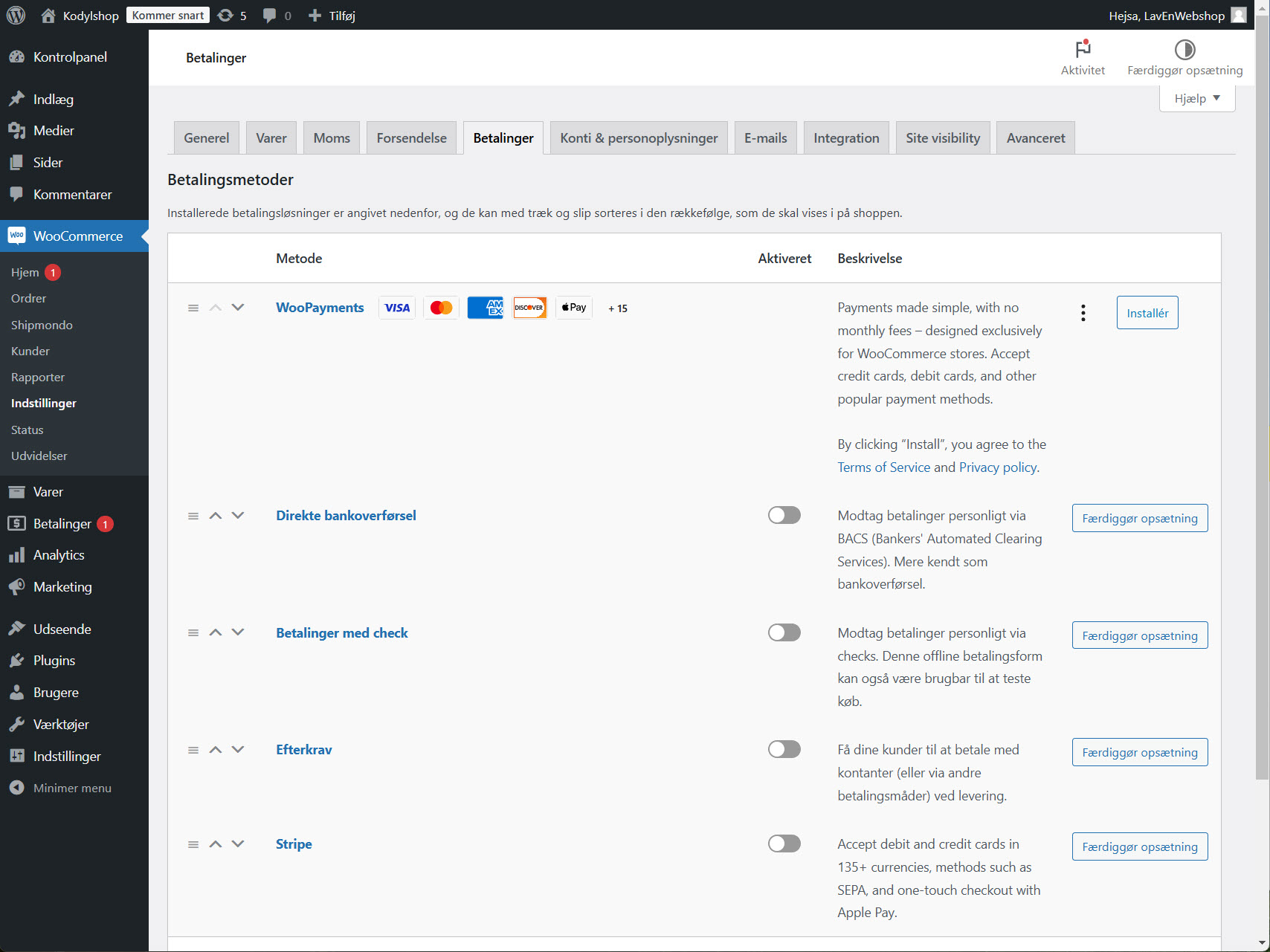 Tilføjelse af kundekort og betalingsmetoder i Stripe-indstillingerne, så WooCommerce kan acceptere online kortbetalinger fra kunderne.