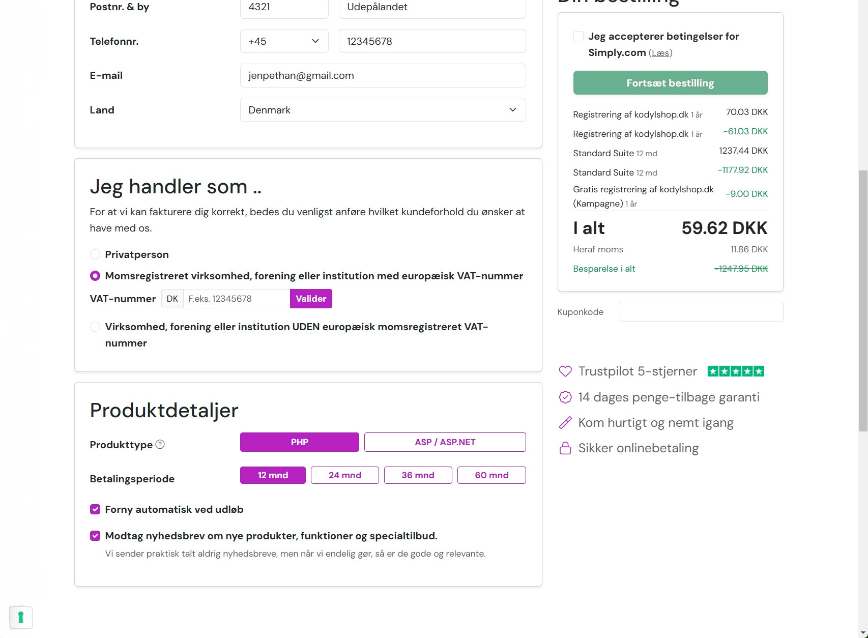 Sammenfatning af valg til webhotel og domæne, hvor brugeren accepterer Simply.coms betingelser og klikker "Fortsæt bestilling" for at gennemføre opsætningen.
