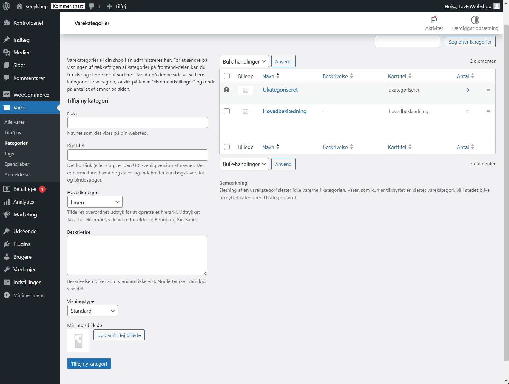 WooCommerce's administrationsside for oprettelse af varekategorier, hvor brugeren indtaster kategorinavn og korttitel til URL-optimering.
