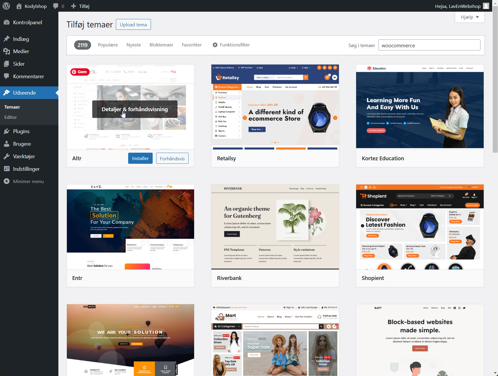 Installationsskærm for et udvalgt gratis WooCommerce-tema, hvor brugeren klikker på "Installer" for at anvende temaet.
